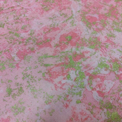 Tecido rosa com padrão abstrato verde
