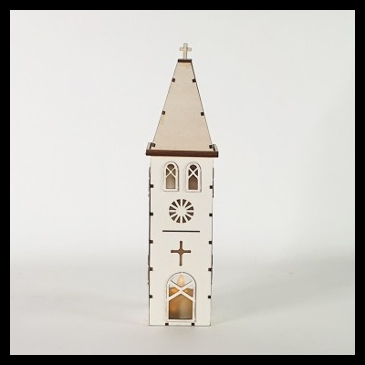 Torre decorativa branca de madeira com recortes de janelas, cruz e relógio