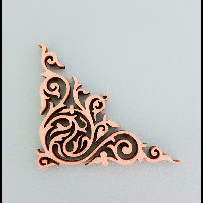 Peça decorativa em madeira ornamental triangular sobre fundo cinzento