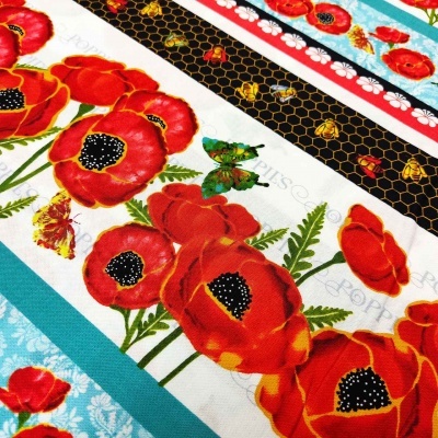 Tecido com estampa de flores vermelhas, abelhas e borboletas com listras e padrão de colmeia