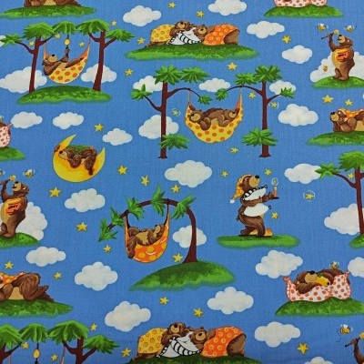Tecido azul com padrão de ursos, redes, árvores, nuvens e lua