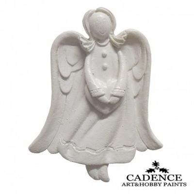 Anjo decorativo branco com asas e botões, sobre fundo branco com logo CADENCE.