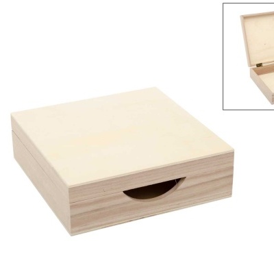 Caixa de madeira clara com tampa e gaveta aberta