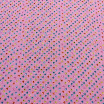 Tecido rosa com pequenas flores coloridas em padrão repetido