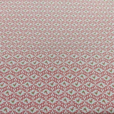 Tecido branco com padrão floral vermelho e verde em losangos