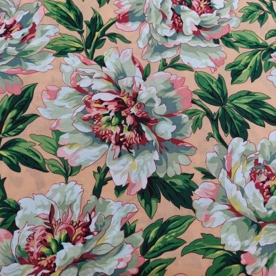 Tecido com padrão floral em tons de branco, rosa, vermelho e verde sobre fundo cor-de-rosa