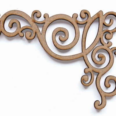 Elemento decorativo de madeira com arabescos e curvas