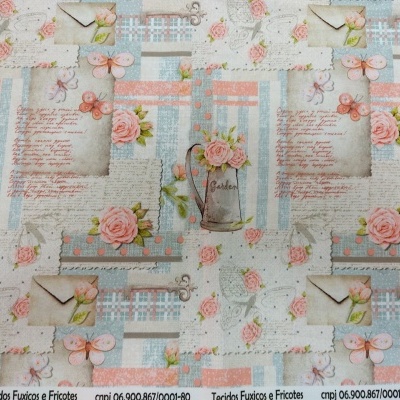 Tecido estampado floral vintage com rosas, borboletas, cartas e regadores