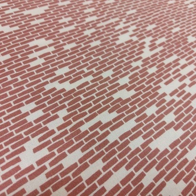 Tecido com padrão de tijolos vermelhos e brancos