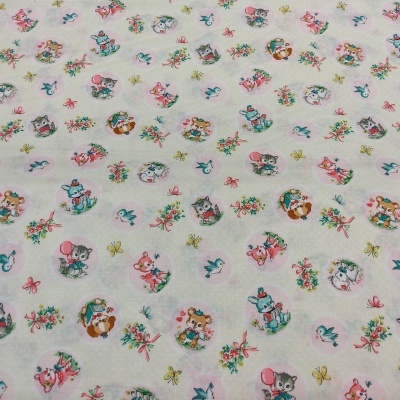 Tecido branco com desenhos infantis de animais e flores coloridas