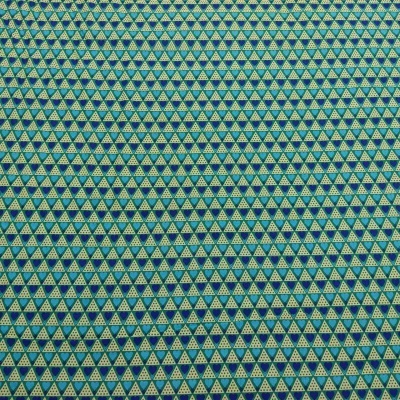 Tecido padrão triângulos azuis, verdes e amarelos
