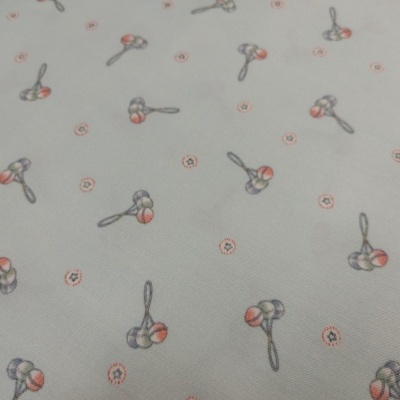 tecido branco com padrão de colheres coloridas pequenas