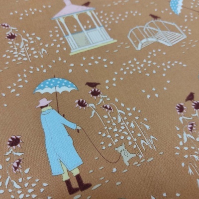 Tecido castanho com padrão estampado de pessoa, cão e elementos de paisagem.