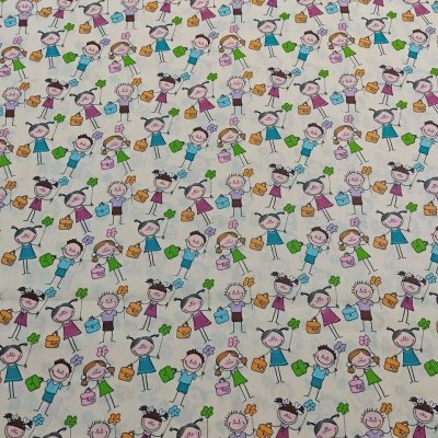 Tecido branco com desenhos de crianças coloridas repetidas