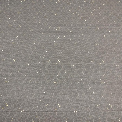 tecido cinza com padrão geométrico branco e manchas douradas