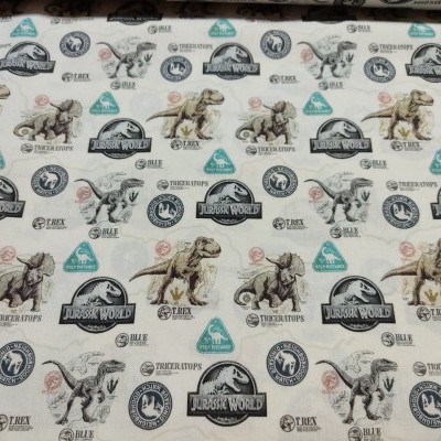 Tecido branco com padrão dos dinossauros e logotipos JURASSIC WORLD