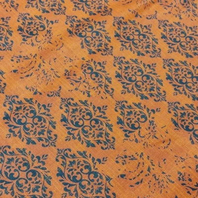 Tecido com padrão floral azul escuro e fundo mostarda