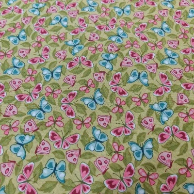 Tecido verde claro com padrão de borboletas coloridas em rosa e azul