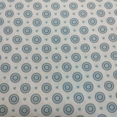 Tecido branco com padrão azul de círculos estilo estrelas