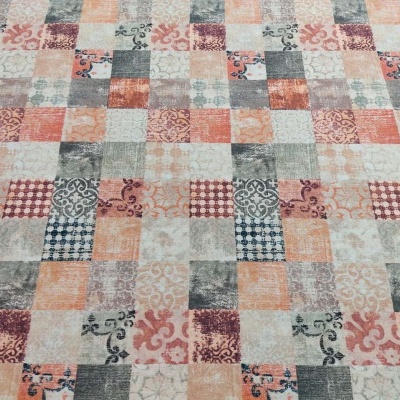 Tecido com padrão patchwork de quadrados coloridos e diferentes desenhos.