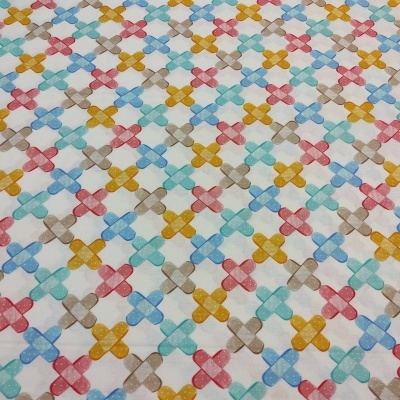 Tecido branco com padrão de cruzes em X coloridas em vermelho, azul, amarelo, castanho e azul turquesa