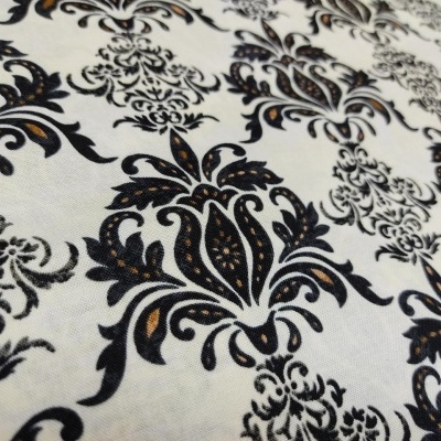 Tecido branco com padrão floral preto em arabescos