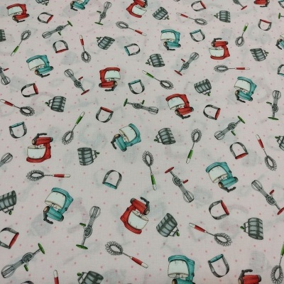 Tecido branco com padrão de batedeiras coloridas