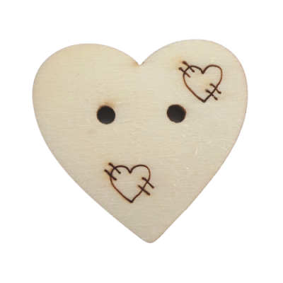 Botão de madeira em forma de coração com corações gravados