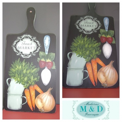 Tabua de cortar decorativa em madeira preta com pintura de legumes e texto French MARKET