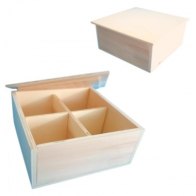 Caixa de madeira clara com quatro compartimentos e tampa destacada