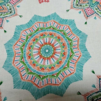 Pano bordado com padrão geométrico colorido em fundo branco