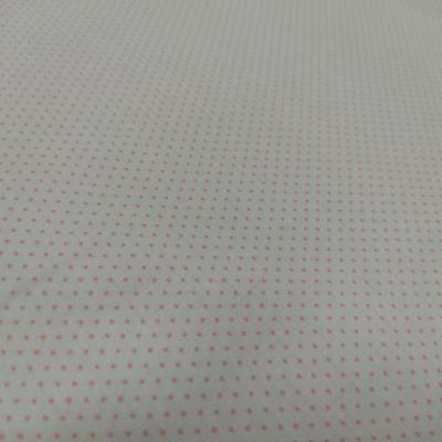 Tecido branco com padrão de pontos cor-de-rosa pequenos