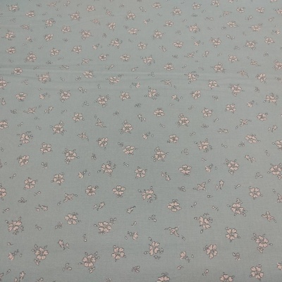 tecido azul claro com pequenas flores rosa