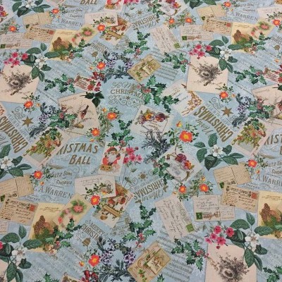 Tecido estampado com padrão de jornais antigos, textos em inglês, flores e folhas verdes sobre fundo azul claro listrado