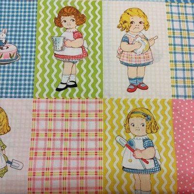 Tecido patchwork com desenhos de raparigas e padrões coloridos