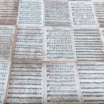 Folhas de partituras musicais amarelecidas com notação musical e texto