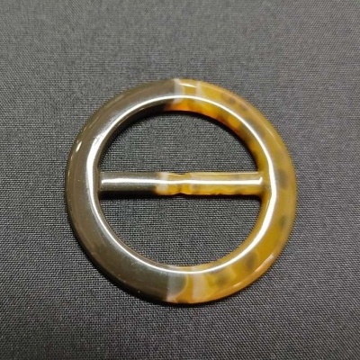 Fivela redonda em padrão tartaruga em tecido preto