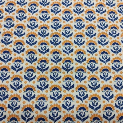 Tecido branco com padrão floral azul e amarelo