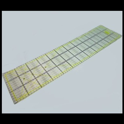Régua transparente grande com marcações em centímetros e polegadas