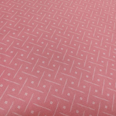 Tecido rosa com padrão branco geométrico e textura de algodão