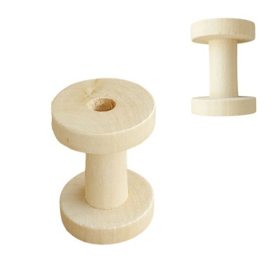 Pesos de madeira cilíndricos claros sobre fundo branco