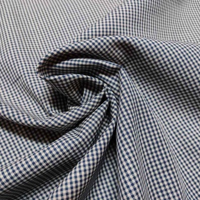 Tecido azul e branco com padrão de quadrados