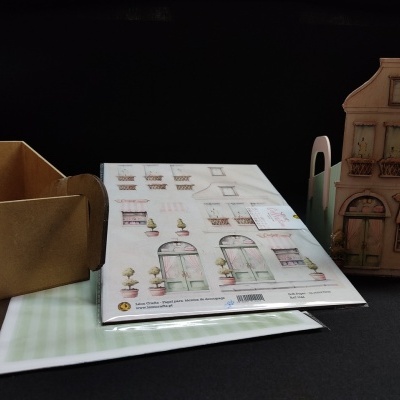 Kit de montagem com caixa de cartão, folhas com instruções e caixa decorativa em forma de edifício