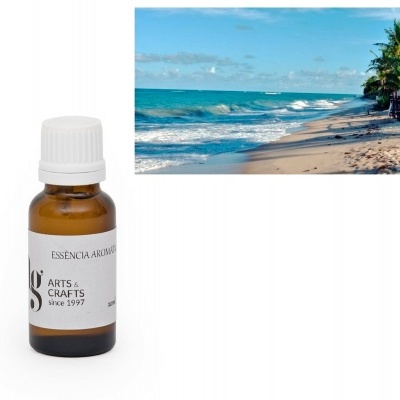 Garrafa pequena de essência aromática com rótulo branco ao lado de imagem de praia azul com areia e palmeiras