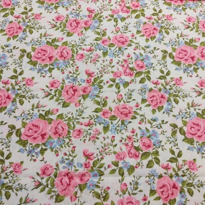 tecido floral rosa, azul e verde sobre fundo branco