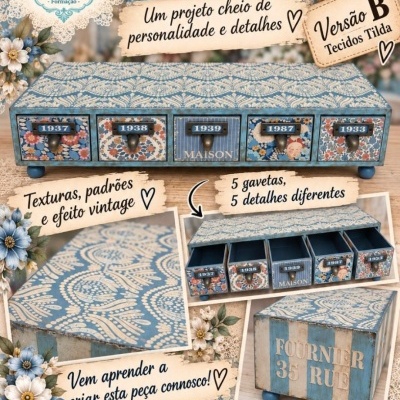 Caixa de madeira azul com 5 gavetas decoradas com padrões florais e texto em estilo vintage