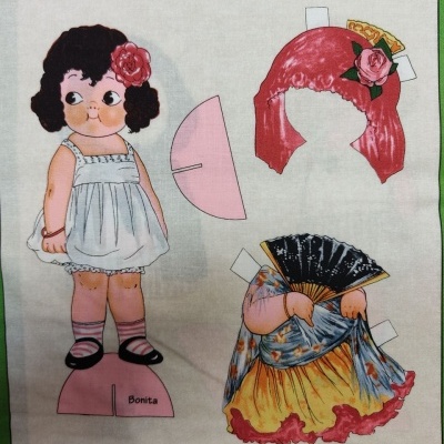 Boneca de papel com roupas para vestir e o texto 'Bonita'