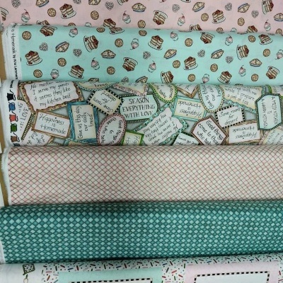 tecidos coloridos com padrões culinários e textos em inglês