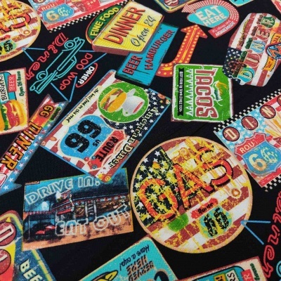 Pano preto com padrão de sinais vintage e anúncios de restaurantes coloridos