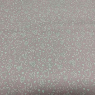 Tecido rosa com padrão de corações brancos variados
